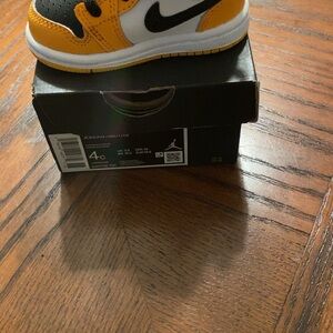 Nike Kids Yellow and Black Sneakers